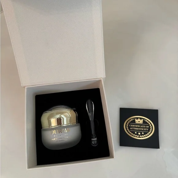 D'OR24K Multi-Vitamin Recovery 24H Moisturizer - Gold and White